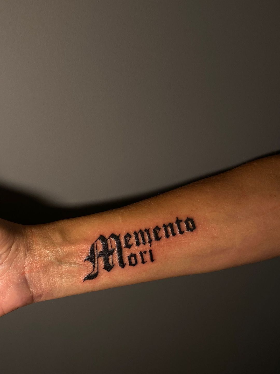 il braccio di una persona con un tatuaggio